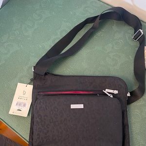 baggallini black cross body bag